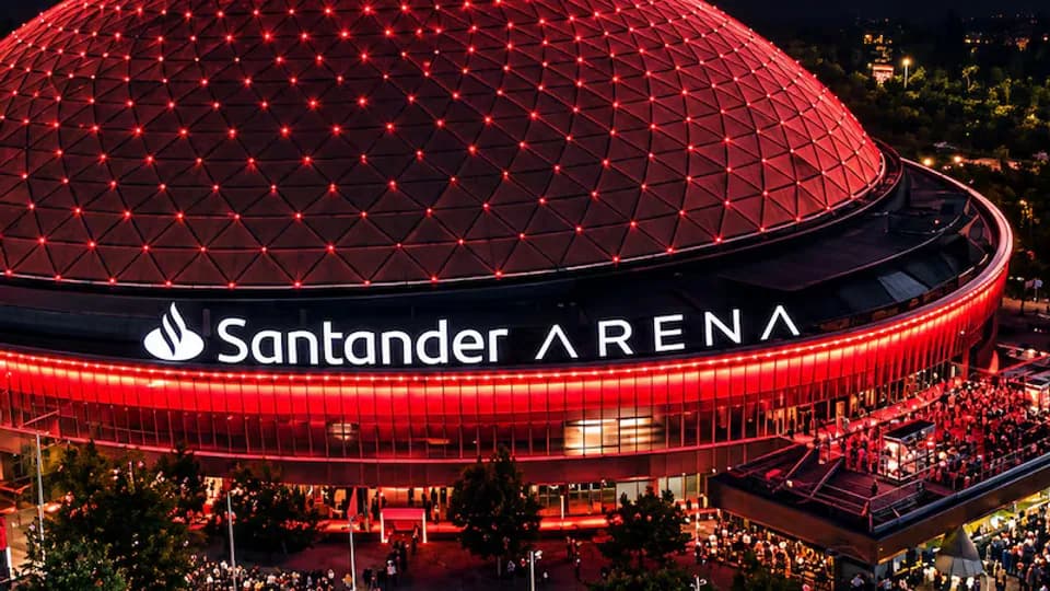 Exterior nocturno del Santander Arena