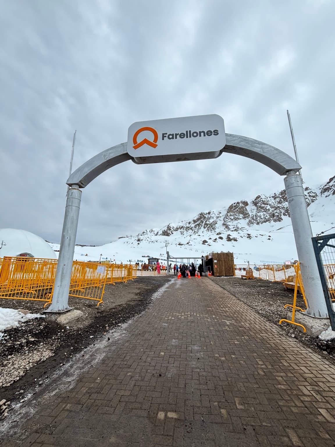 Paisaje nevado y actividades recreativas en Farellones