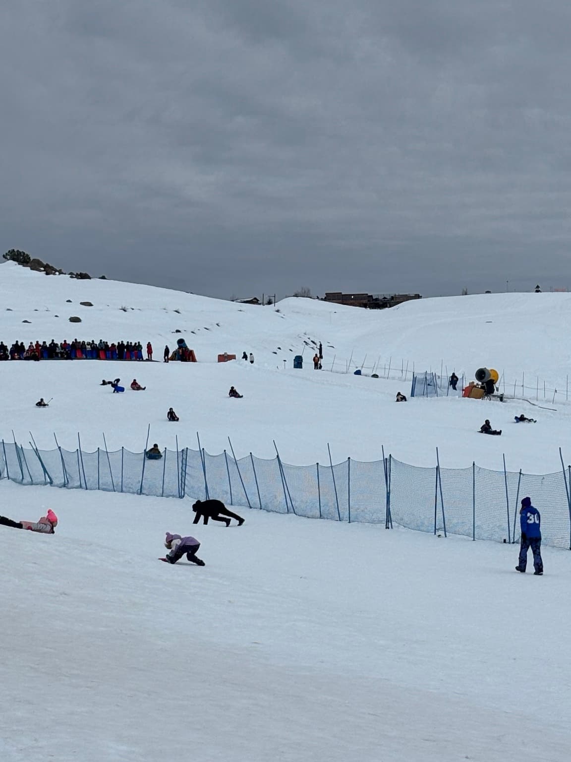 Paisaje nevado y actividades recreativas en Farellones