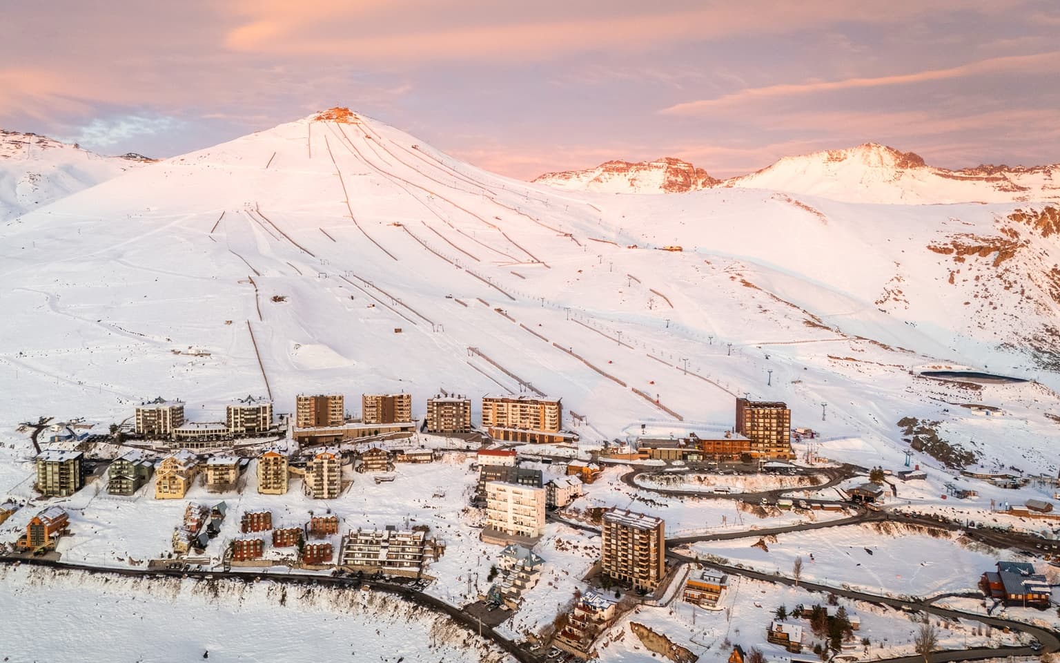 Pistas de ski y andariveles en la cordillera de El Colorado