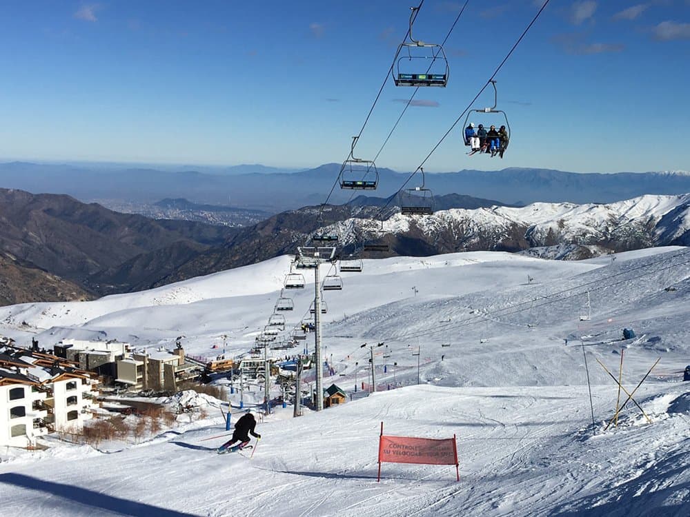 Centro de ski La Parva con pistas nevadas en la cordillera