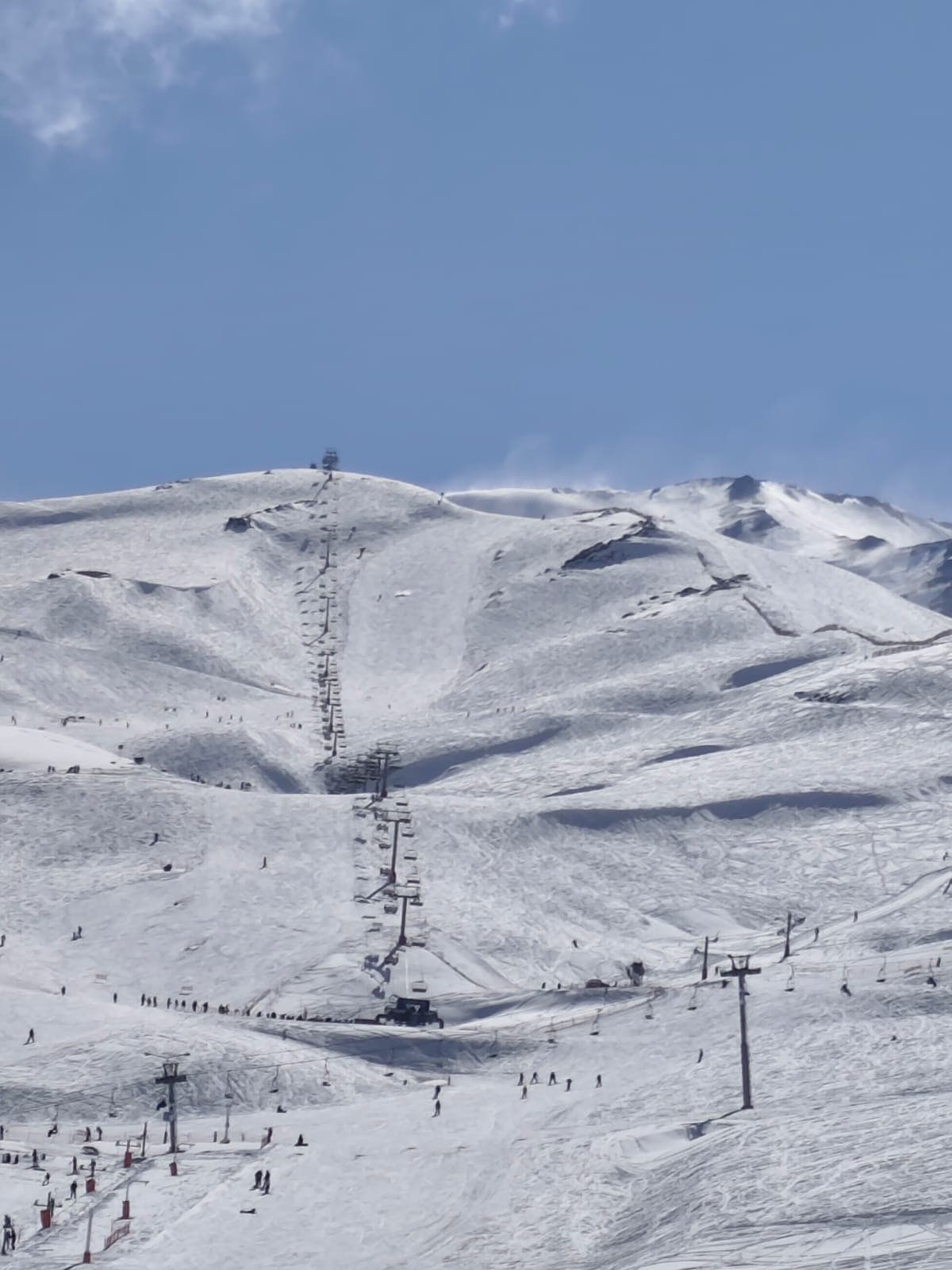 Centro de montaña Valle Nevado rodeado de nieve y cordillera