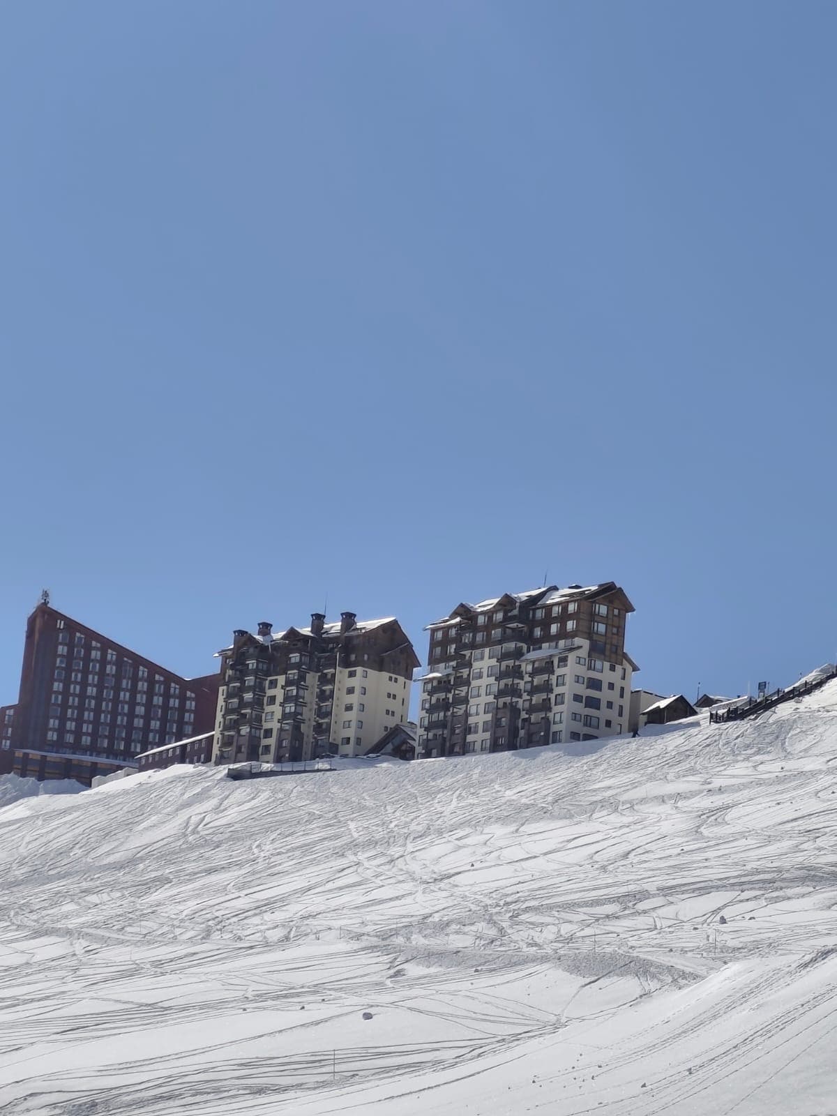 Centro de montaña Valle Nevado rodeado de nieve y cordillera