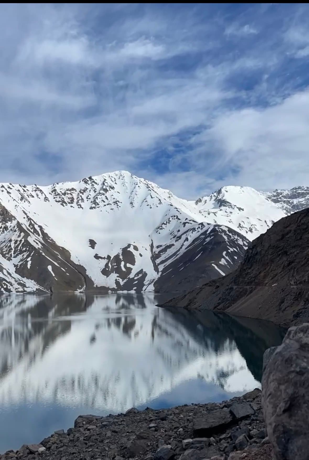 Embalse El Yeso de aguas turquesas rodeado por la cordillera