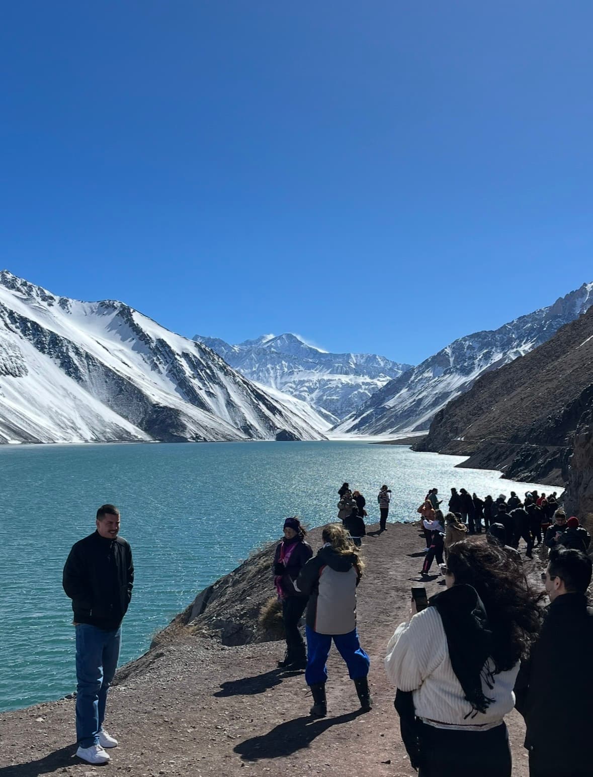 Embalse El Yeso de aguas turquesas rodeado por la cordillera
