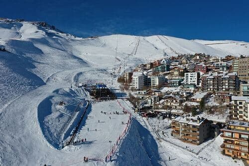 Centro de ski La Parva con pistas nevadas en la cordillera